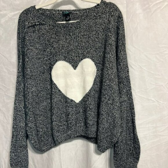 Rue21 Sweaters - 🟢 2/$20 Rue21 | Oversized Marble Knit White Heart Cropped Sweater | 4X